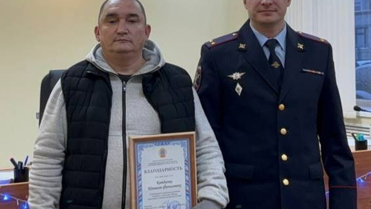 В Чебоксарах таксист предотвратил мошенничество и спас деньги пенсионерки В Чебоксарах таксист Шамиль Катдусов предотврат...