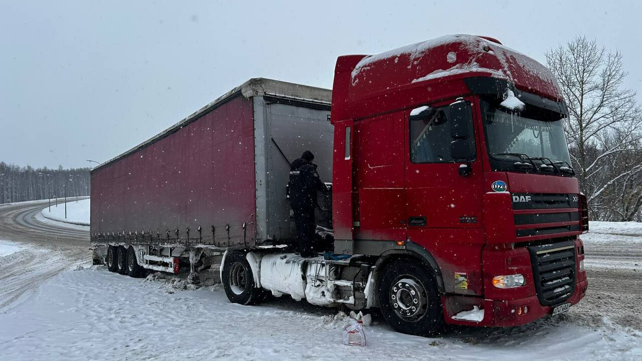 В Чувашии полиция помогла водителю фуры, практически перекрывшей выезд из города В Чувашии полиция помогла водителю фуры, практи...
