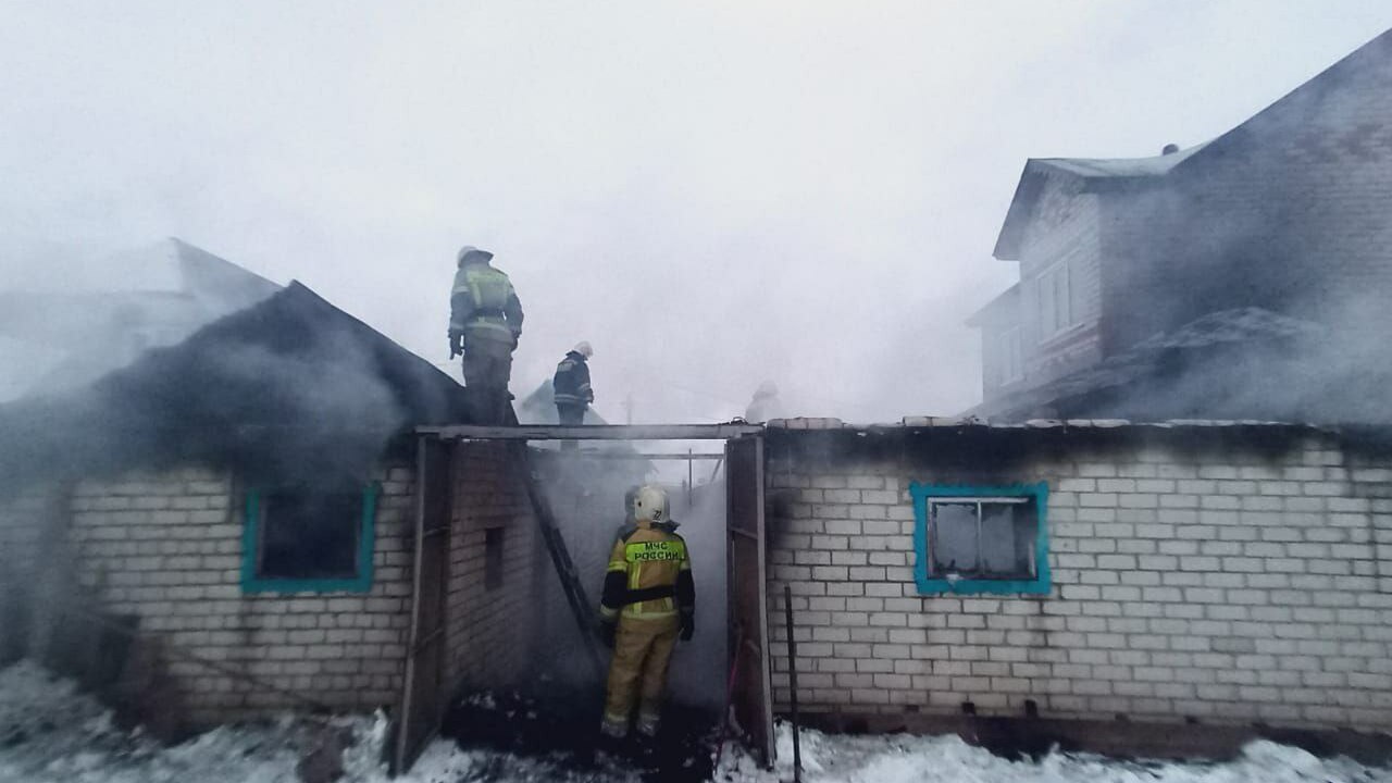 В Чувашии полицейские разбудили спящую семью, к...