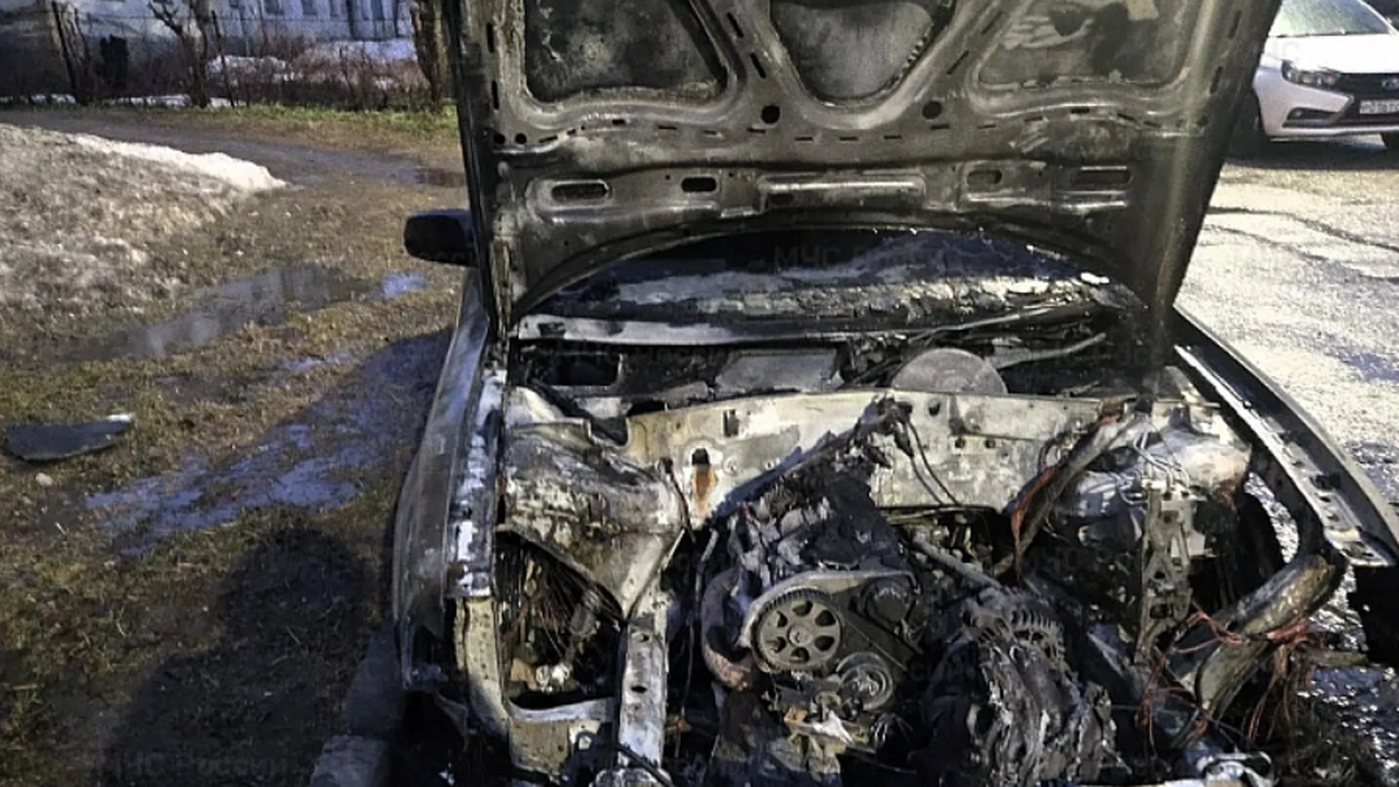 В Чебоксарах сгорели два автомобиля В Чебоксарах за один день, 9 апреля, сгорели дв...
