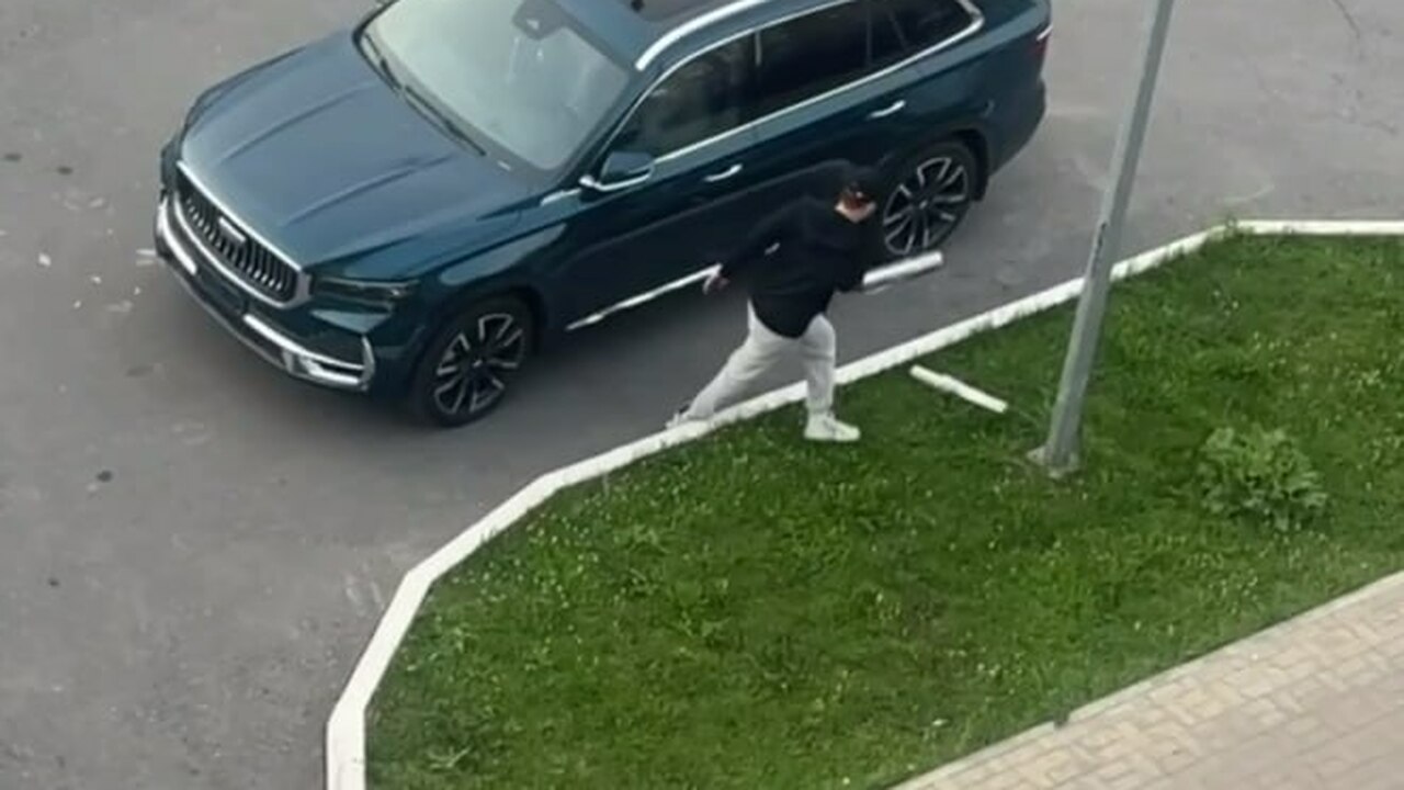 Пьяный житель Чебоксар повредил несколько машин на парковке В Чебоксарах пьяный 22-летний парень повредил н...