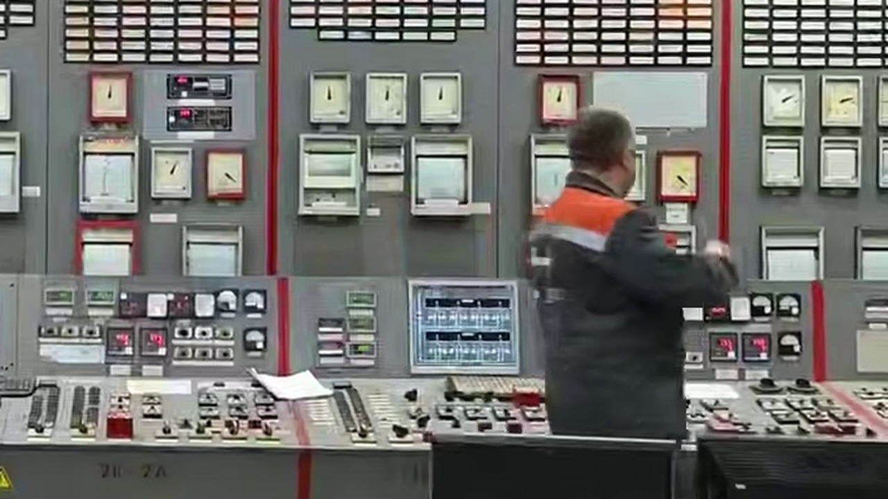 Олег Николаев поздравил с праздником работников и ветеранов энергетической отрасли Глава Чувашии Олег Николаев поздравил с професс...