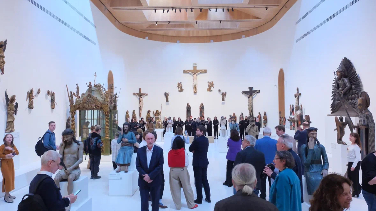 Гости новой Пермской художественной галереи смо...