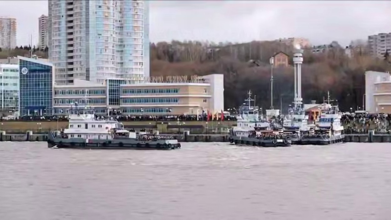 На Волге речную навигацию окрыли шоу буксиров-т...