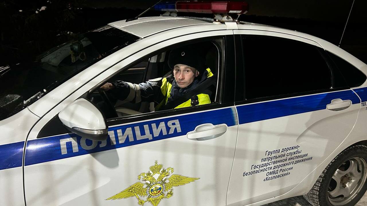 В Чувашии сотрудник ГАИ помог водителю из Тывы заменить лопнувшие колеса В Чувашии сотрудник ГАИ помог водителю из Тывы ...