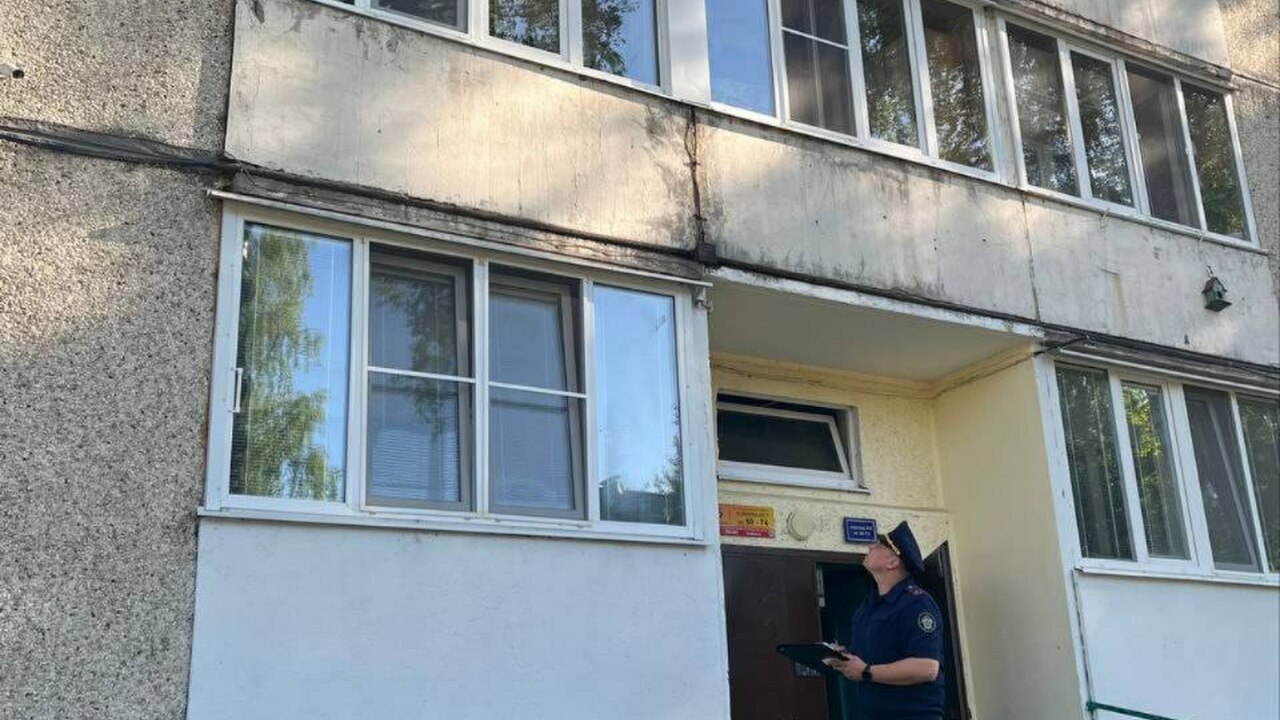 3-летняя девочка выпала с окна третьего этажа в Чебоксарах В Чебоксарах трехлетняя девочка выпала из окна ...