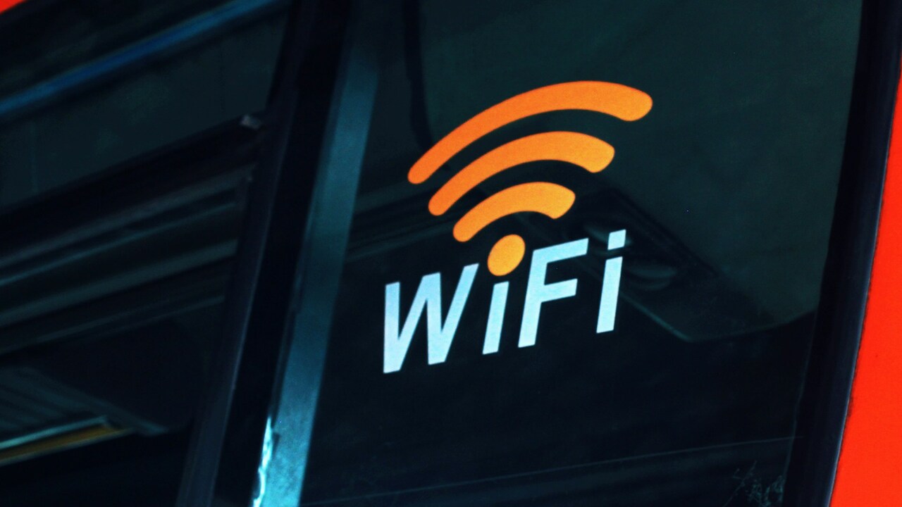Как не попасться на удочку мошенников при использовании публичного Wi-Fi Борис Лопатин, специалист в области инфо...