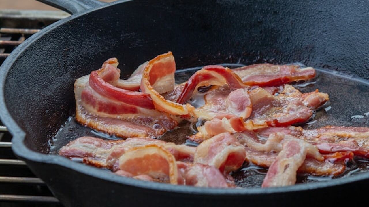 Как приготовить бекон по-венгерски в домашних условиях Домашний бекон можно приготовить без сложных ин...