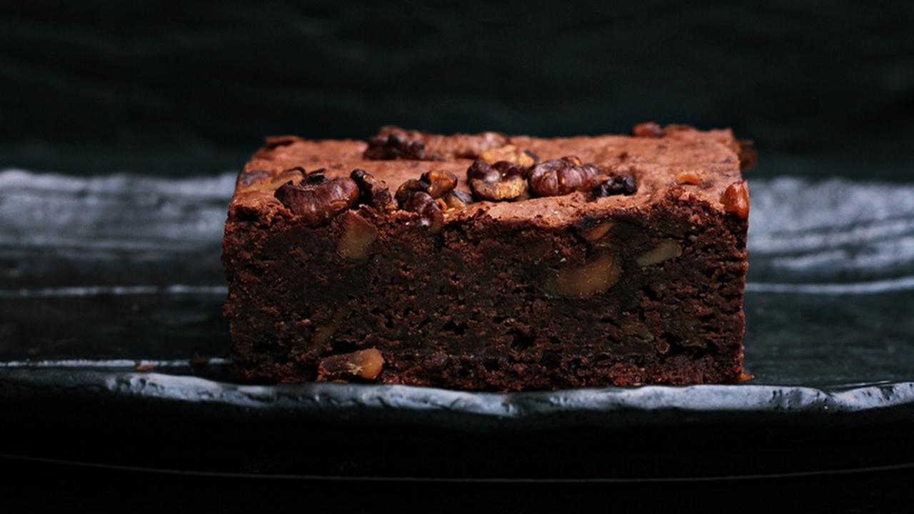 Приготовить домашние шоколадные пирожные, котор...