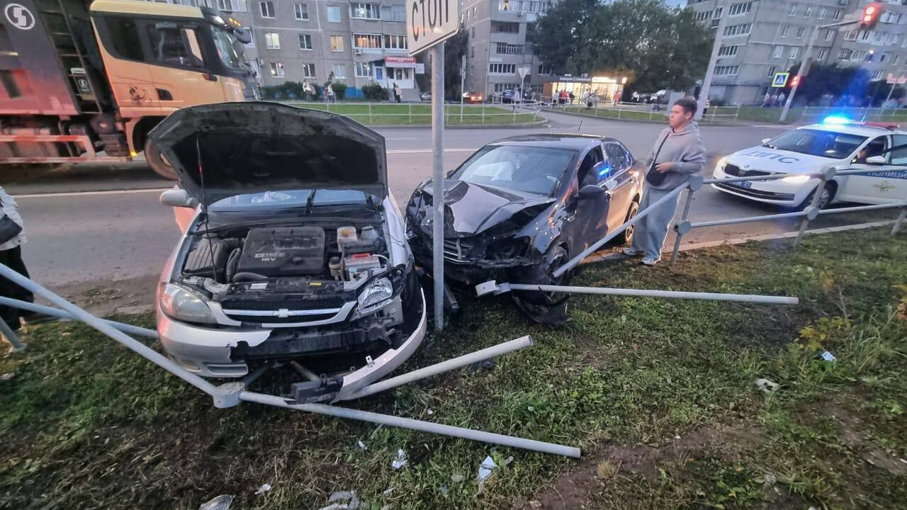 При столкновении двух иномарок в Чебоксарах пострадали оба водителя В Чебоксарах вчера в седьмом часу вечера произо...