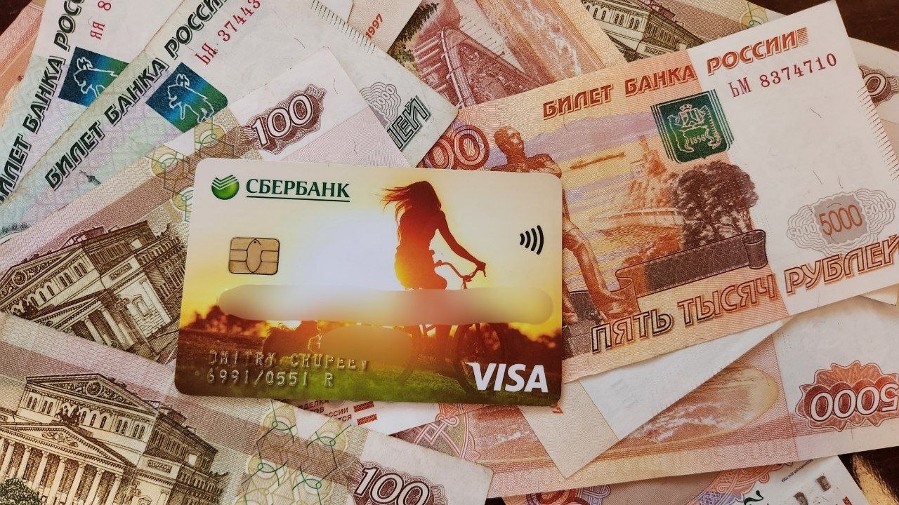 И работающим, и неработающим. Всем, кто получает пенсию, на карту зачислят разовую выплату c 1 июня В России стартует программа поддержки пожилых д...