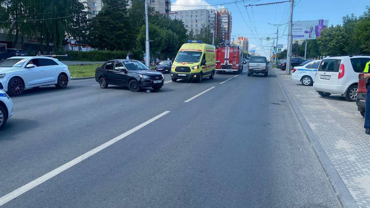 «Гранта» сбила мотоциклиста при развороте в Чебоксарах В Чебоксарах сегодня утром произошла авария у д...