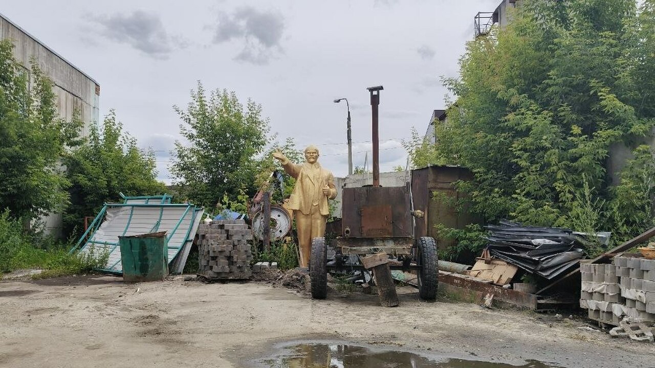 В Чувашии памятник Ленину перевезли с городской площади на свалку В Шумерле памятник Ленину перевезли на свалку с...