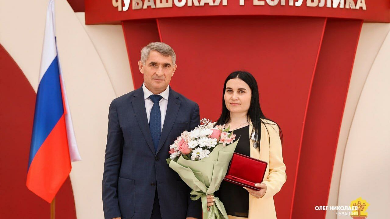 Многодетной матери из Чувашии вручили медаль «За спасение погибавших» Глава региона Олег Николаев вручил федеральные ...