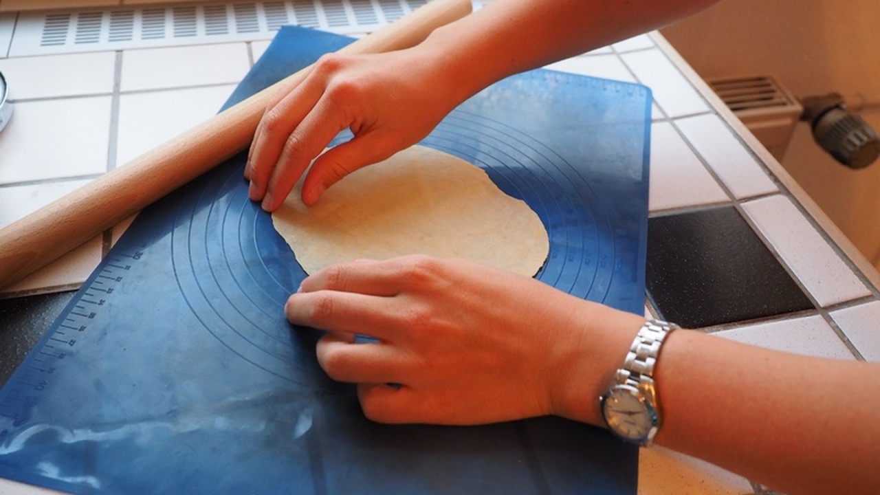 Секрет идеальных пельменей: неожиданная специя для фарша Приготовление домашних пельменей часто кажется ...