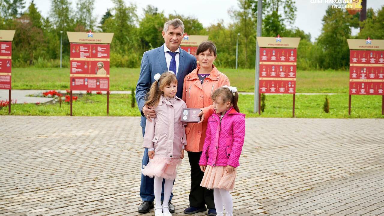 Олег Николаев вручил семьям погибших участников СВО награды Олег Николаев вручил семьям погибших участников...