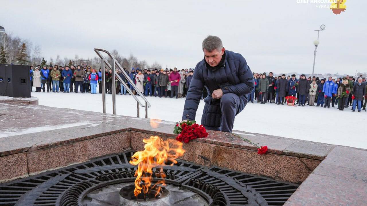Глава Чувашии Олег Николаев отдал дань памяти защитникам Отечества Глава Чувашии Олег Николаев почтил память воино...