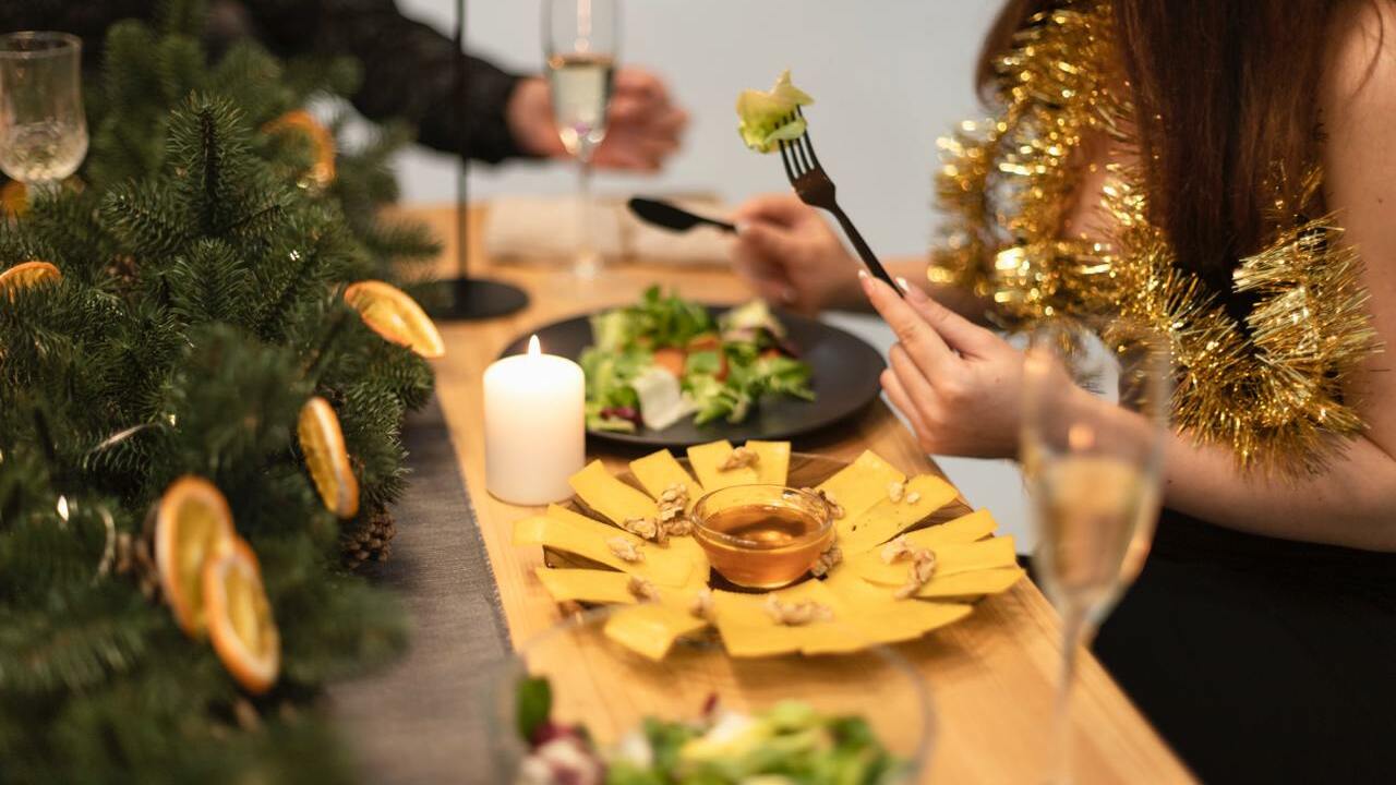 Эти продукты стоит избегать на новогоднем столе Красной Лошади, и блюда, которые принесут удачу в 2026 году Встреча 2026 года, символом которого станет Кра...
