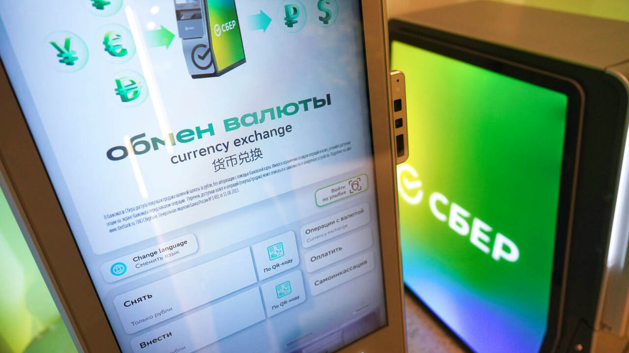 Сбер запустил обмен валюты в своих банкоматах п...