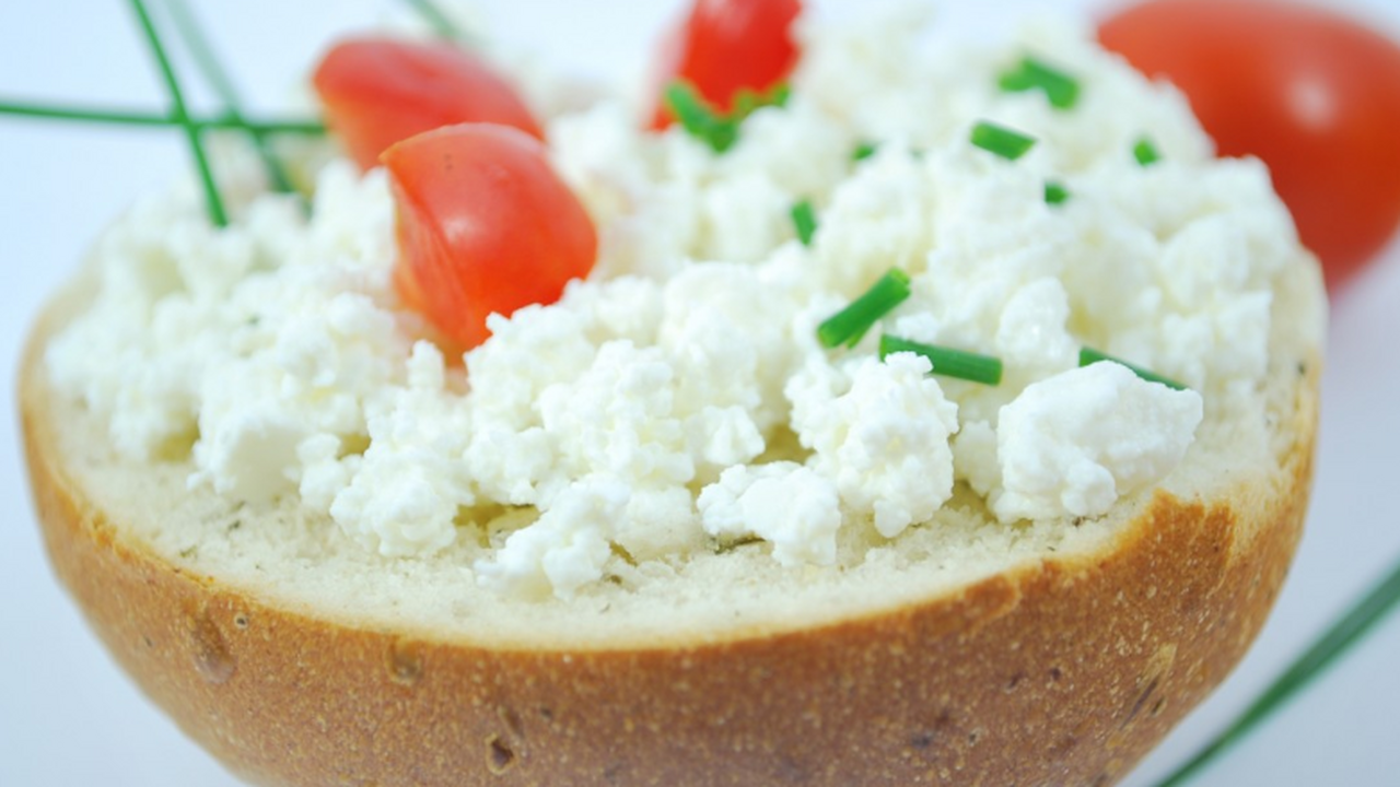 Затмит бутерброды с колбасой и икрой: вкусная намазка на хлеб за 7 минут Простой и быстрый паштет из яиц, орехов и лука ...