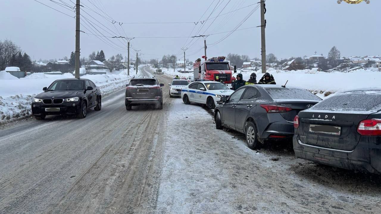 Сегодня днем в Чебоксарах у дома № 13 по улице ...