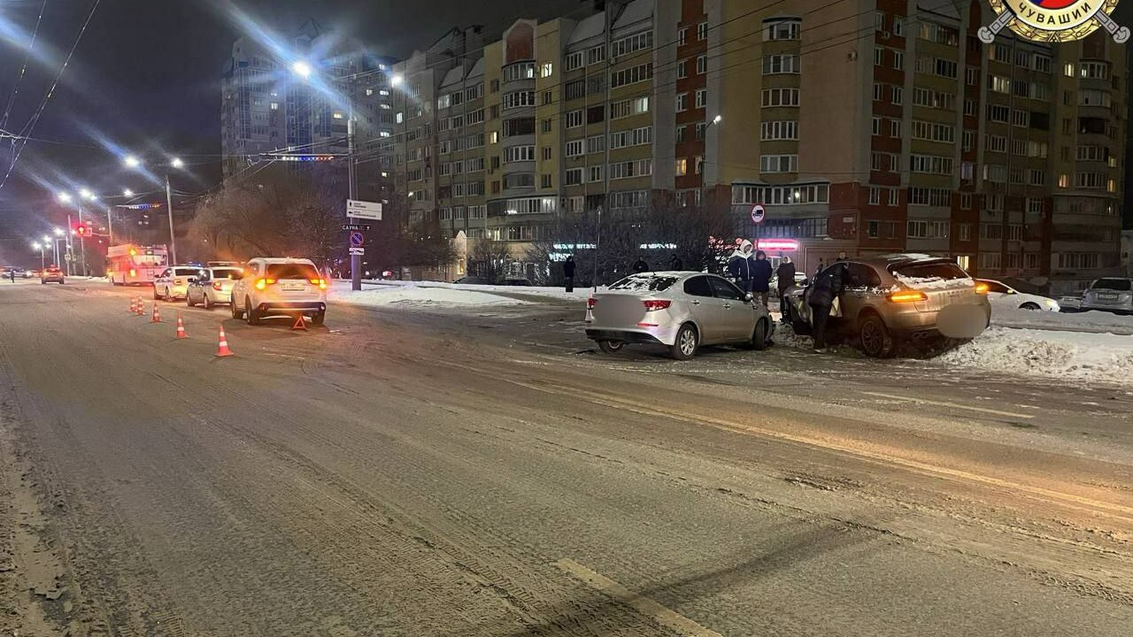 На проспекте Горького в Чебоксарах произошло тр...