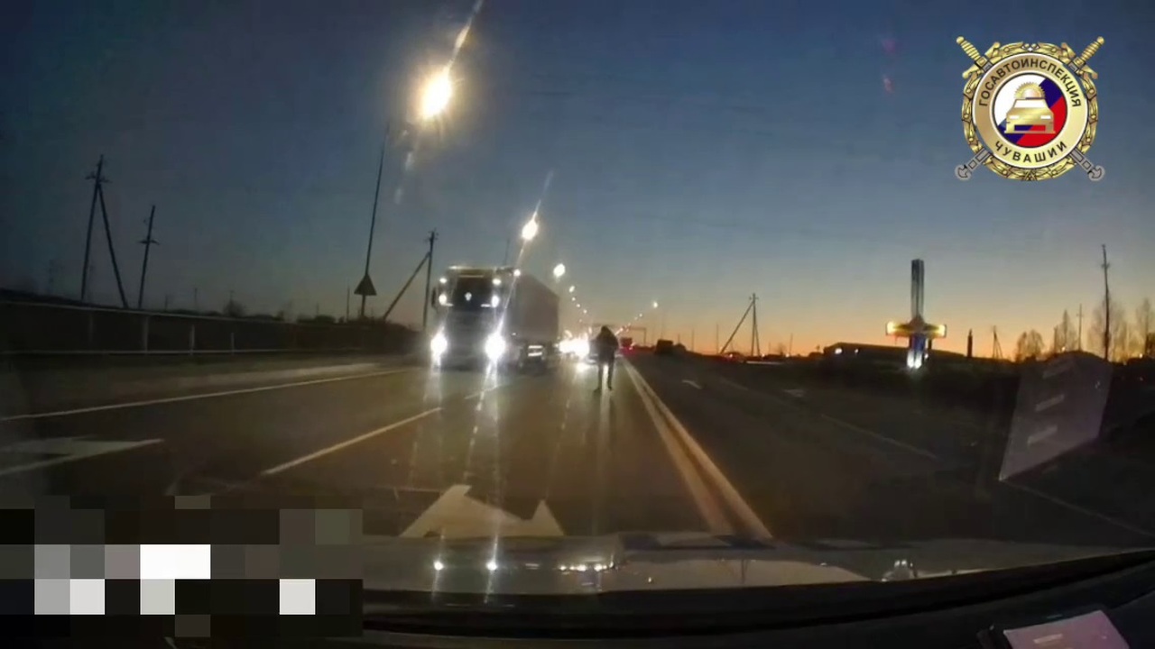 В Чувашии полицейские спасли невменяемого мужчину на трассе В Комсомольском округе Чувашии инспекторы ДПС в...