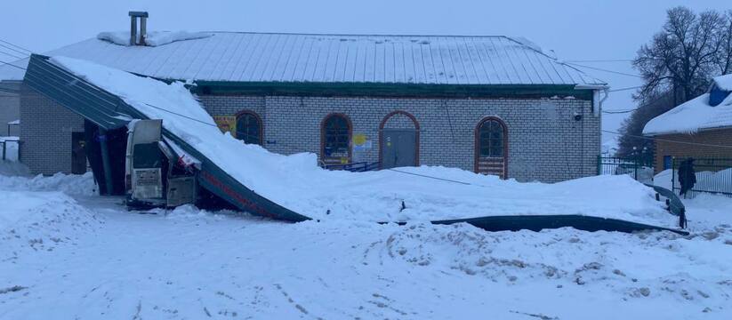 В Аликово навес на автостанции обрушился на авт...