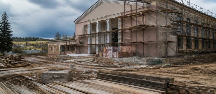 В селе Николаевское ремонтируют культурно-спорт...