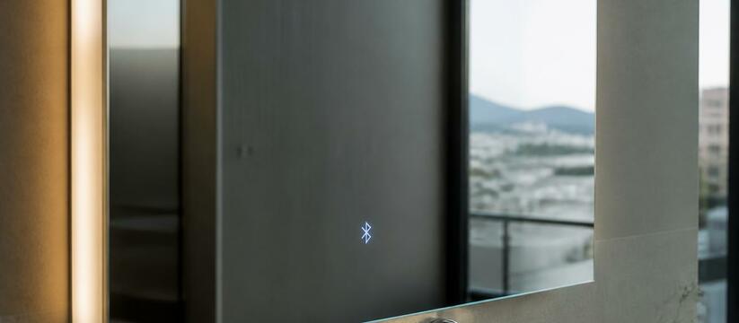 Зачем в зеркалах отелей Bluetooth и что они ещё...