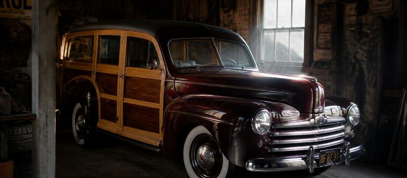 На аукцион выставили Ford 1946 года с деревянны...
