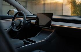 Geely раскрыла салон и платформу гибридного Mon...