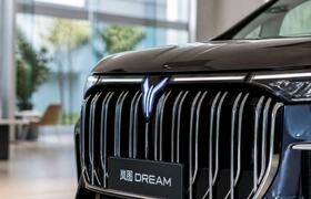 Минивэн Voyah Dreamer 9 со статуэткой в стиле R...