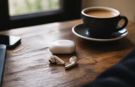 Старые AirPods всё ещё работают: проверено врем...