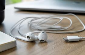 Bose вернула проводные наушники с шумоподавлени...