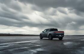 Toyota сбросила на пикап Hilux прицеп для теста...