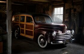 На аукцион выставили Ford 1946 года с деревянны...