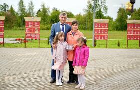 Олег Николаев вручил семьям погибших участников...